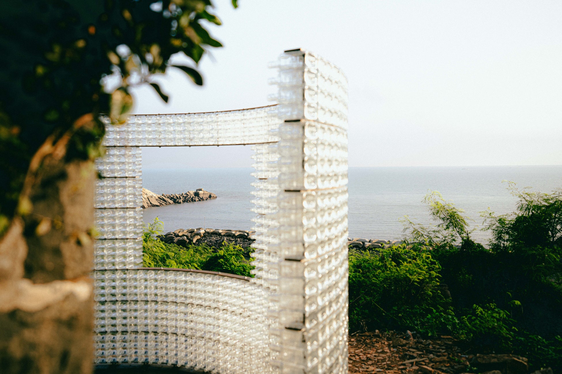 「轉厝プロジェクト」の一つ、禾磊建築Architerior Architectsが制作した作品《打開》は、南竿の津沙集落にあります。馬祖のガラス製酒瓶を利用して、廃墟の中に存在しない「扉」を作りました。（画像提供：馬祖ビエンナーレ）