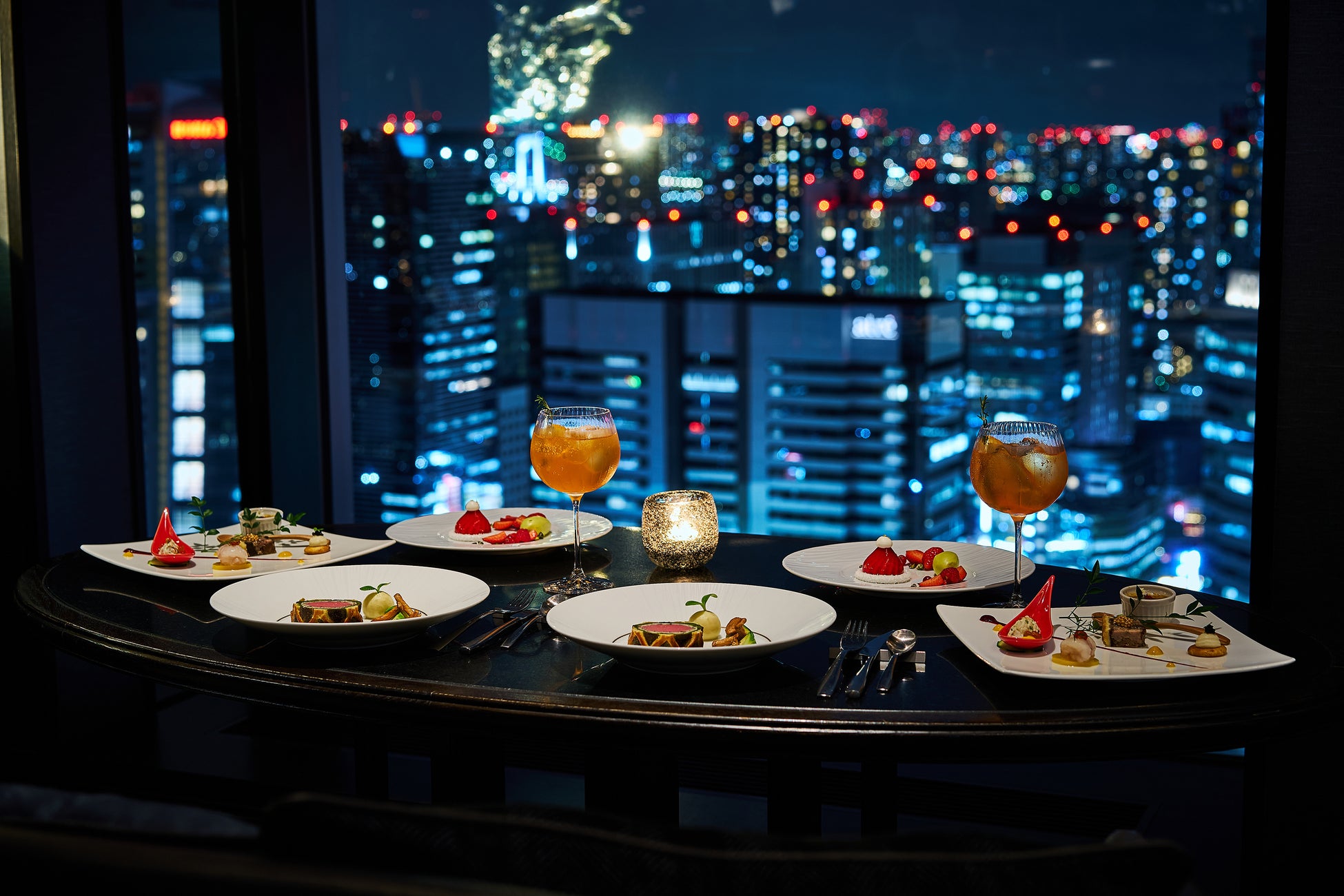 高さ約8mの窓に向かってお席を配置したラウンジでお食事を楽しむ（品川プリンスホテル「DINING & BAR TABLE 9 TOKYO」）
