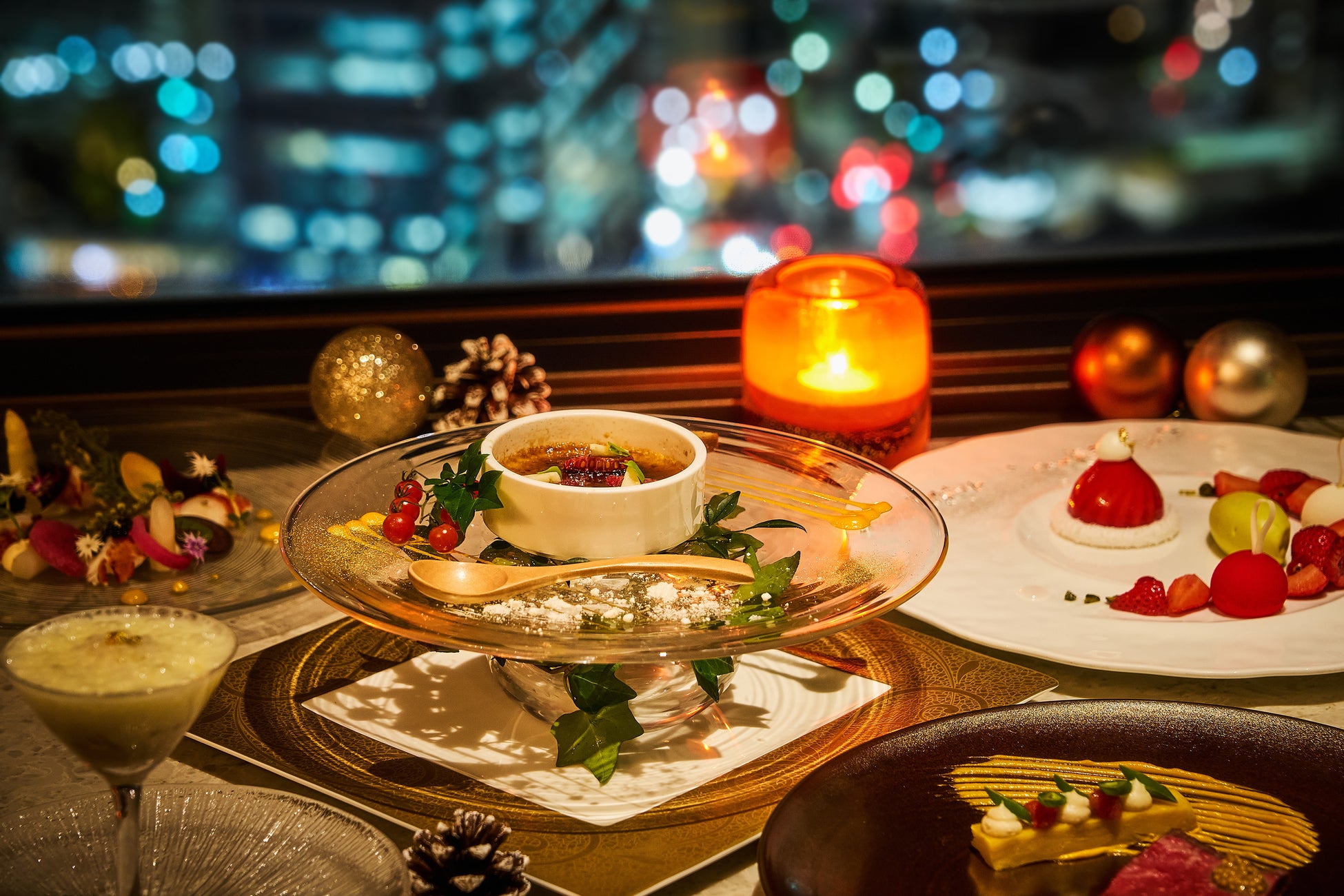 マジシャンによるパフォーマンスとともに楽しむクリスマスディナー「ヴィーヴォ」（品川プリンスホテル「DINING & BAR TABLE 9 TOKYO」）