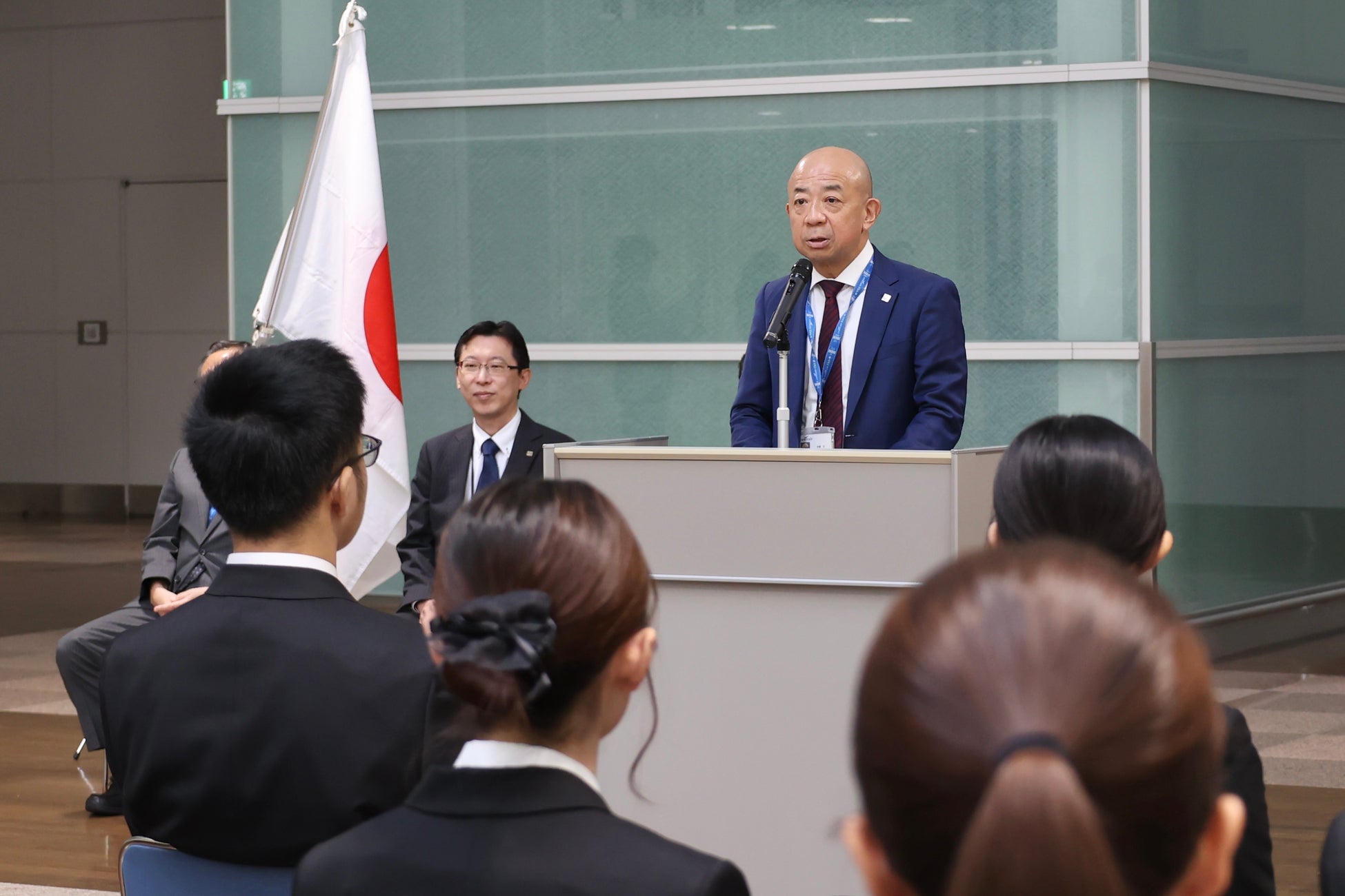 内定者の前で挨拶をする中部国際空港株式会社代表取締役　犬塚力