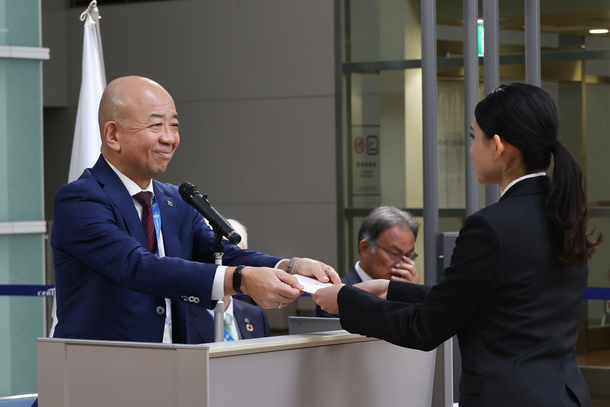 内定者一人一人に辞令書が手渡されました