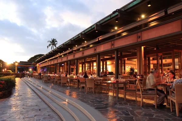 美しいカウナオア湾を望む ホテルを代表するレストラン「マンタ」