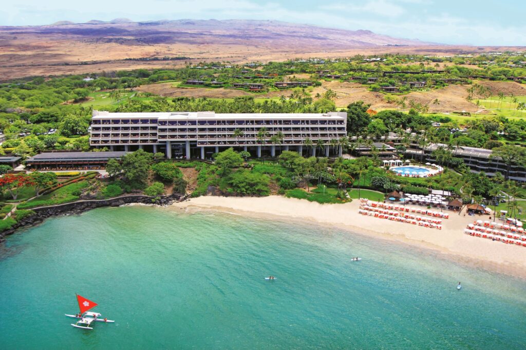 ハワイ島の山々と美しいカウナオア湾に囲まれた「マウナ ケア ビーチ ホテル」