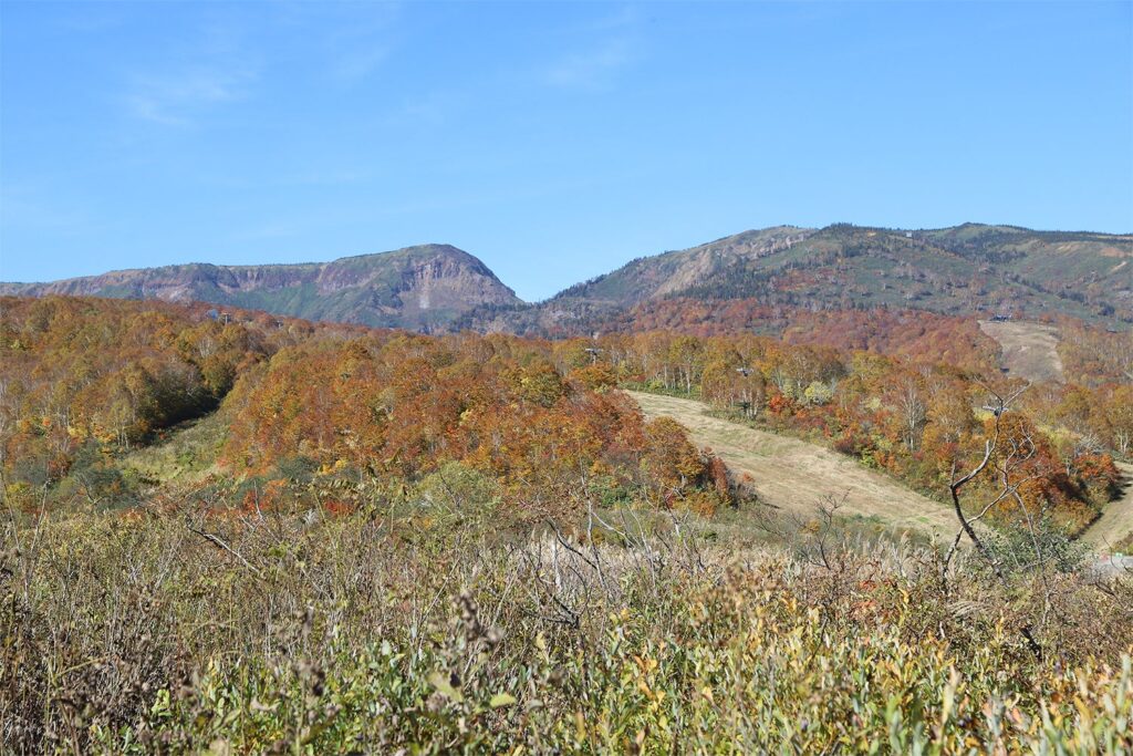 田代ロープウェー山頂付近から眺める「苗場山」と「神楽ヶ峰」