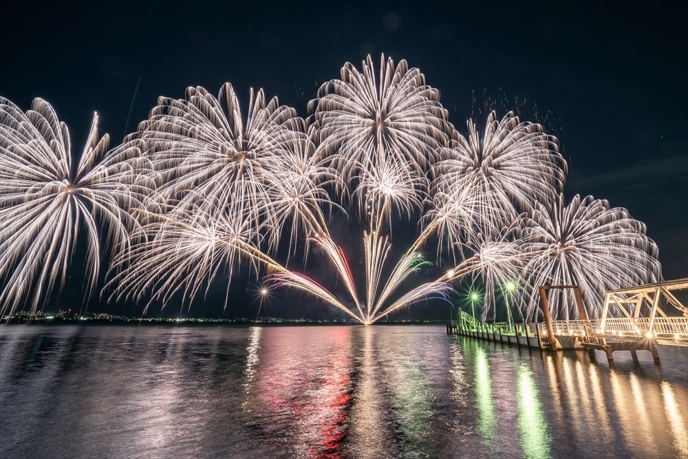 打ち上げ花火　イメージ(ホテル前湖岸より)