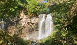 「日本の滝百選」に選ばれているアシリベツの滝にかかる虹（2023年10月9日撮影）