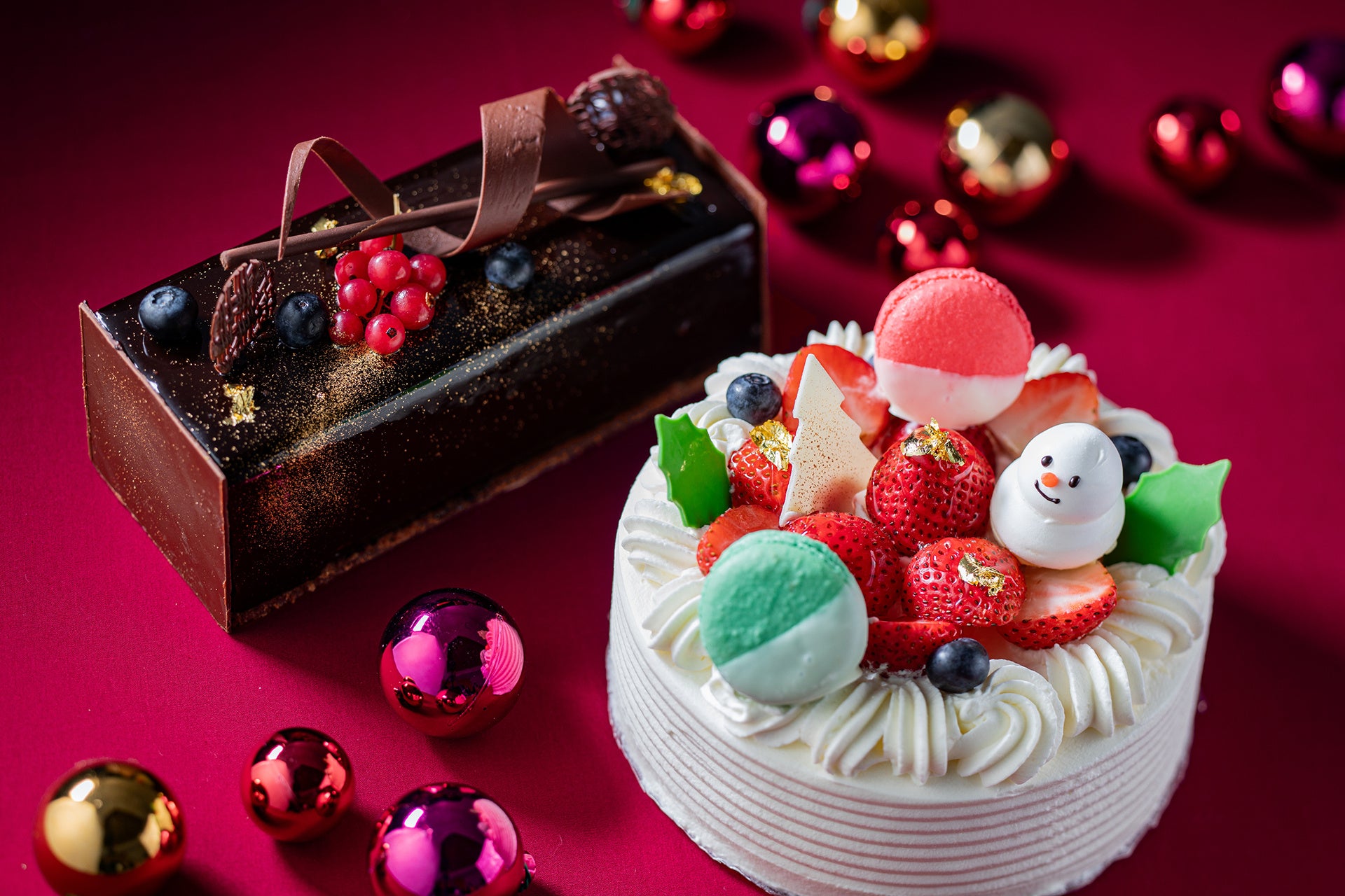 左：東京産ブルーベリーのチョコレートケーキ 右：クリスマスショートケーキ