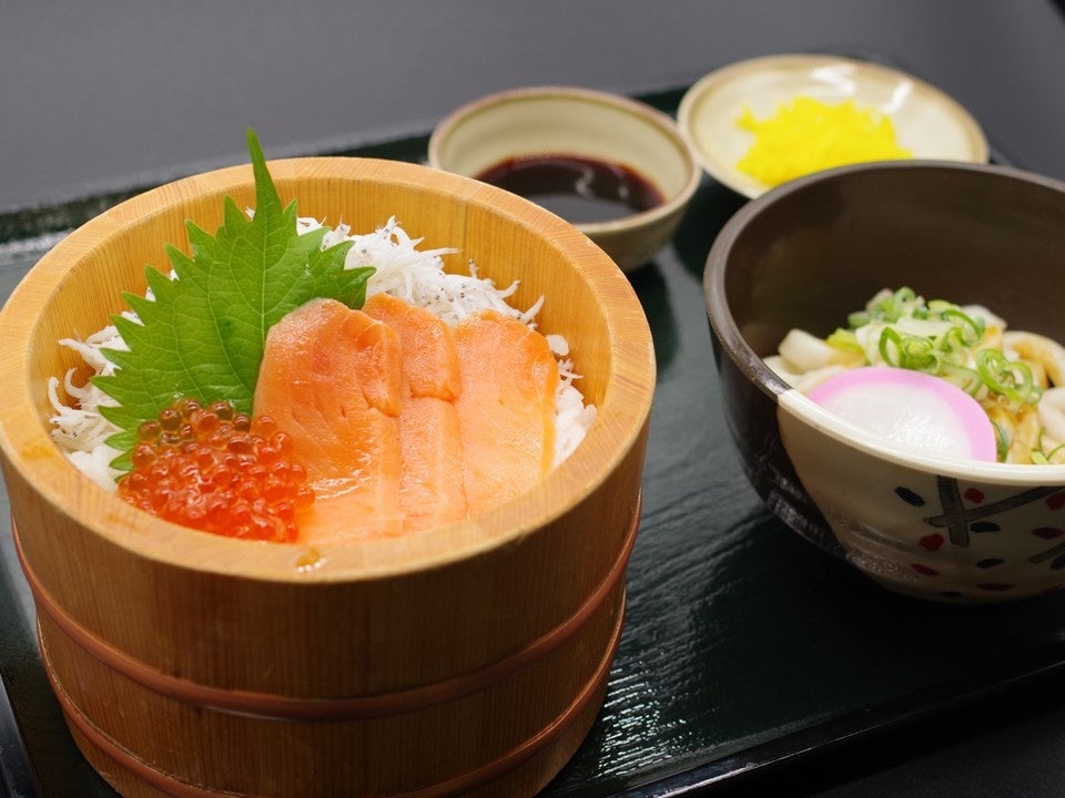 伊勢道　安濃SA（上り） しらす海鮮丼とミニ伊勢うどんセット 1,400円