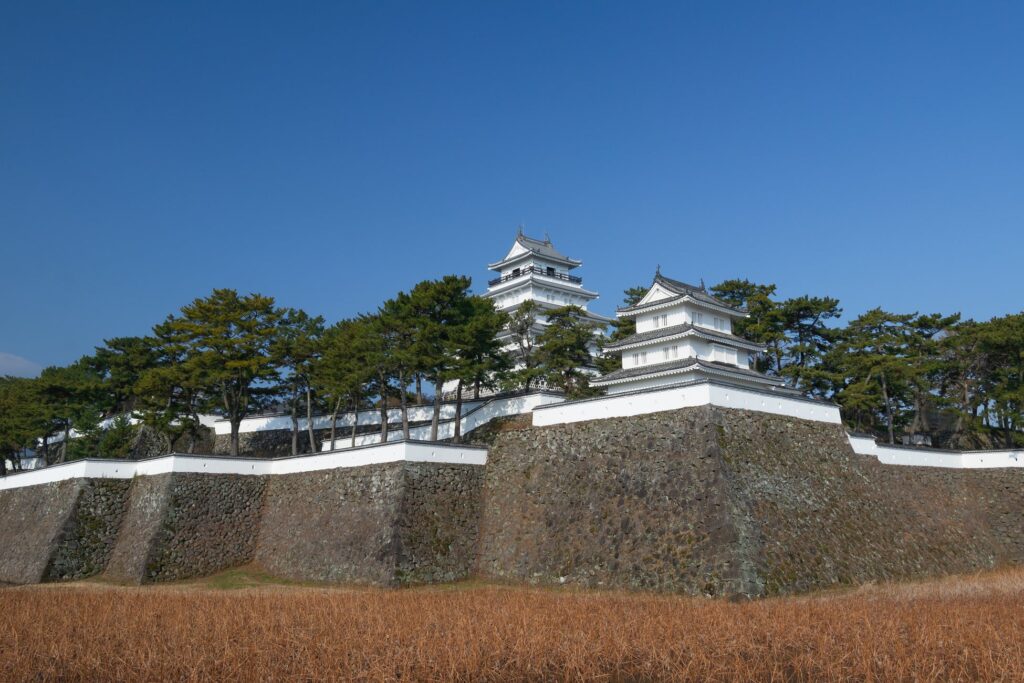 築城400年を前に天守と矢狭間塀が化粧直しを終えた島原城