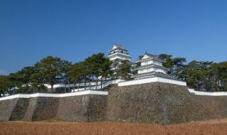 築城400年を前に天守と矢狭間塀が化粧直しを終えた島原城