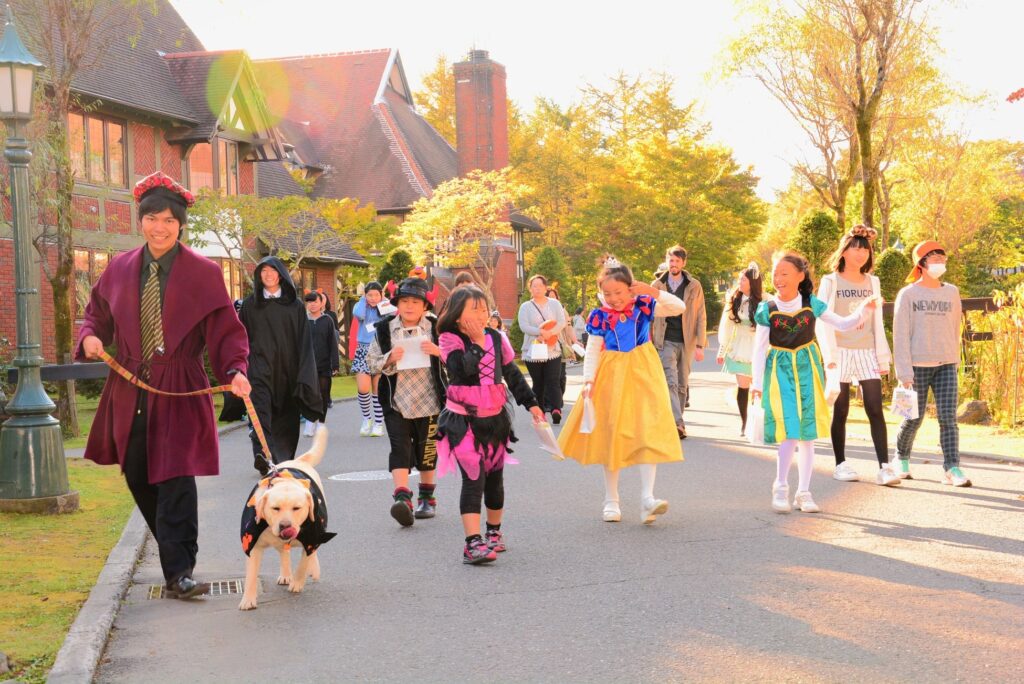仮装して中世英国の街並みを練り歩く「ハロウィンパレード」