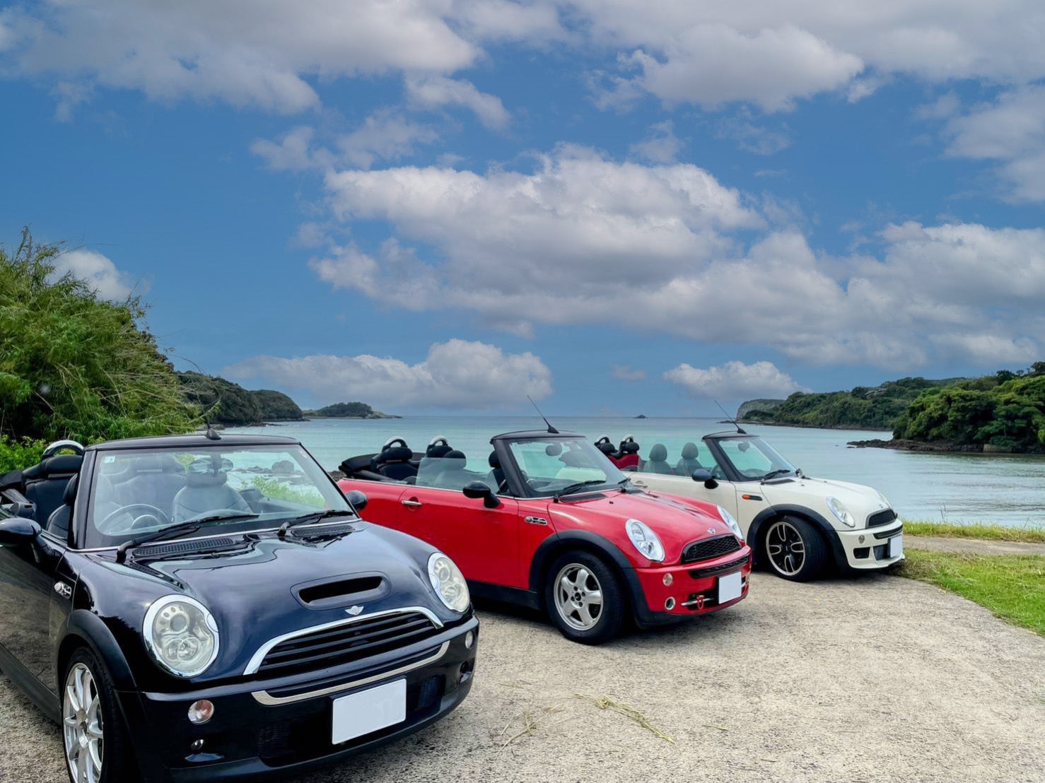 壱岐島の空と海に映えるオープンカーです♪