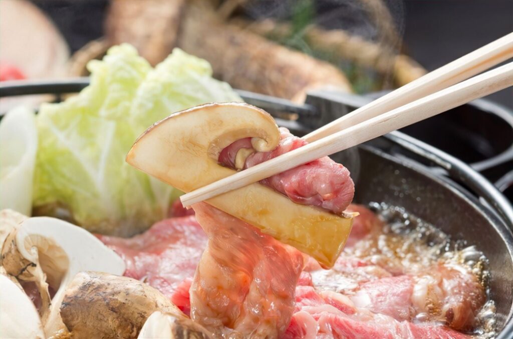 秋の味覚の代表「松茸」と「和牛」をすき焼きで贅沢に！