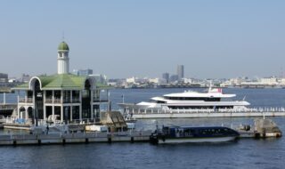 横浜港”ぷかり桟橋”に停泊する「レディ クリスタル」