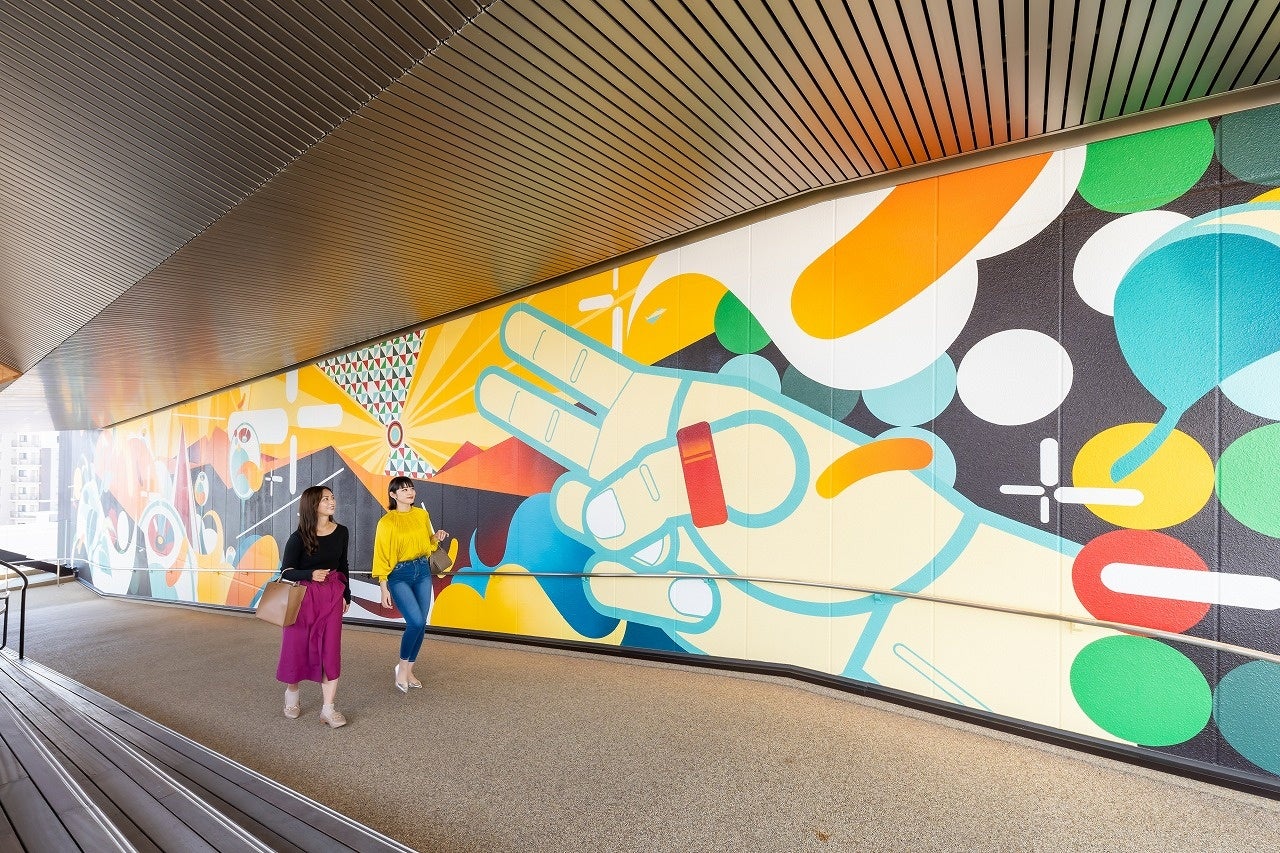 ▴おりづるタワー東側スパイラルスロープ＂散歩坂＂にあるウォールアート （画像）７層目 SUIKO氏「朝の時代」