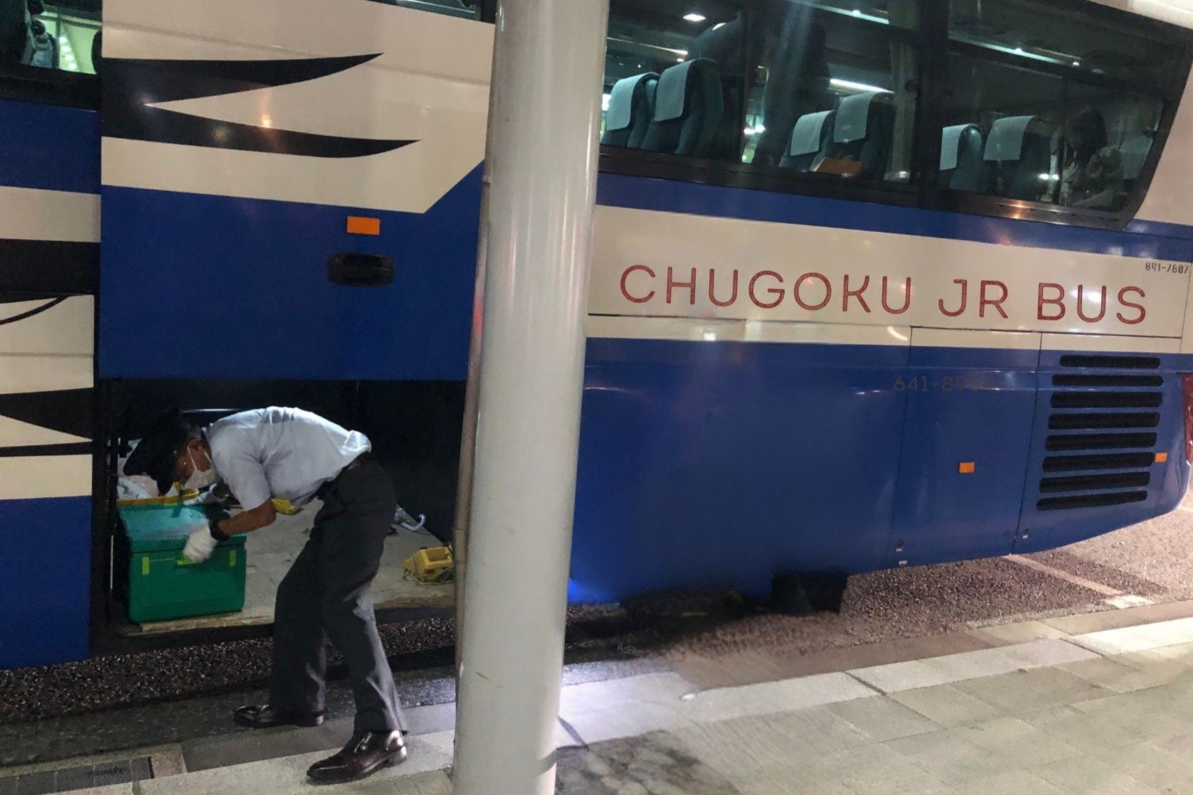 貨客混載バスが広島駅に到着した様子