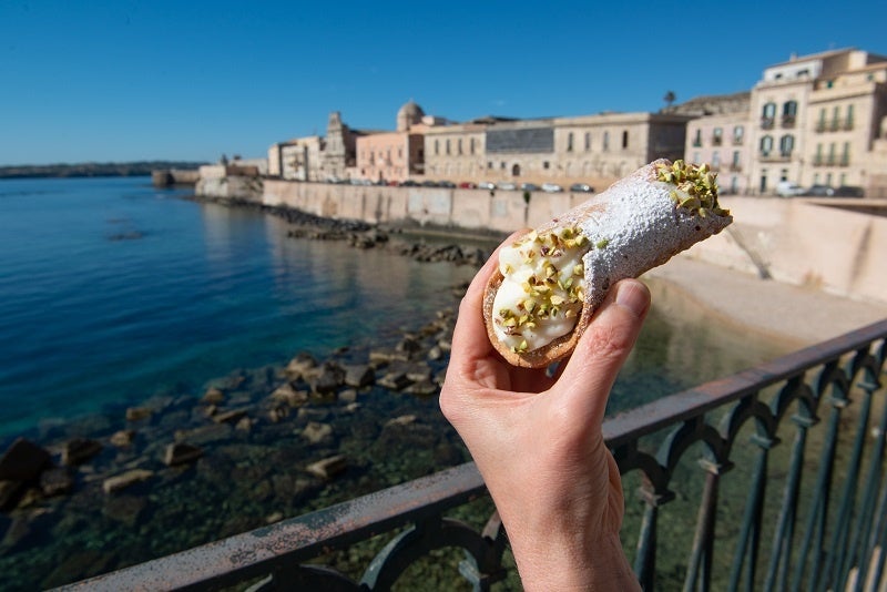 リコッタチーズ菓子カンノーリをほおばりながらシラクーサのオルティジャ島散策　 photo Regione  Siciliana