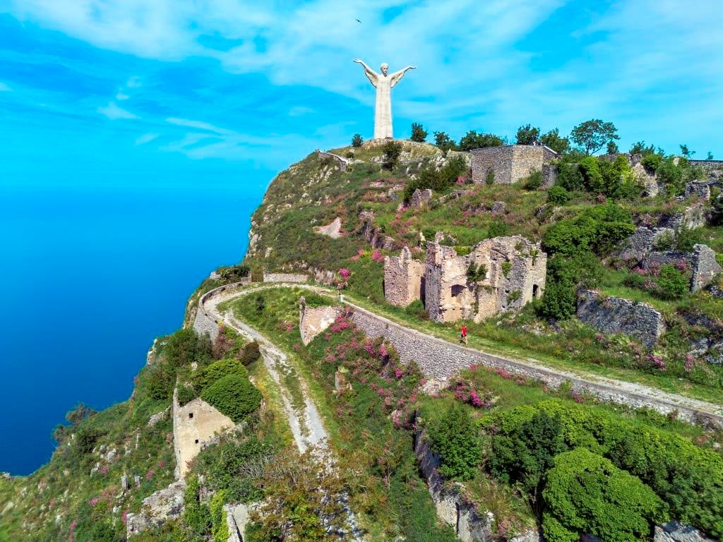 リゾート地マラテーアとキリスト像 photo Archivio APT Basilicata