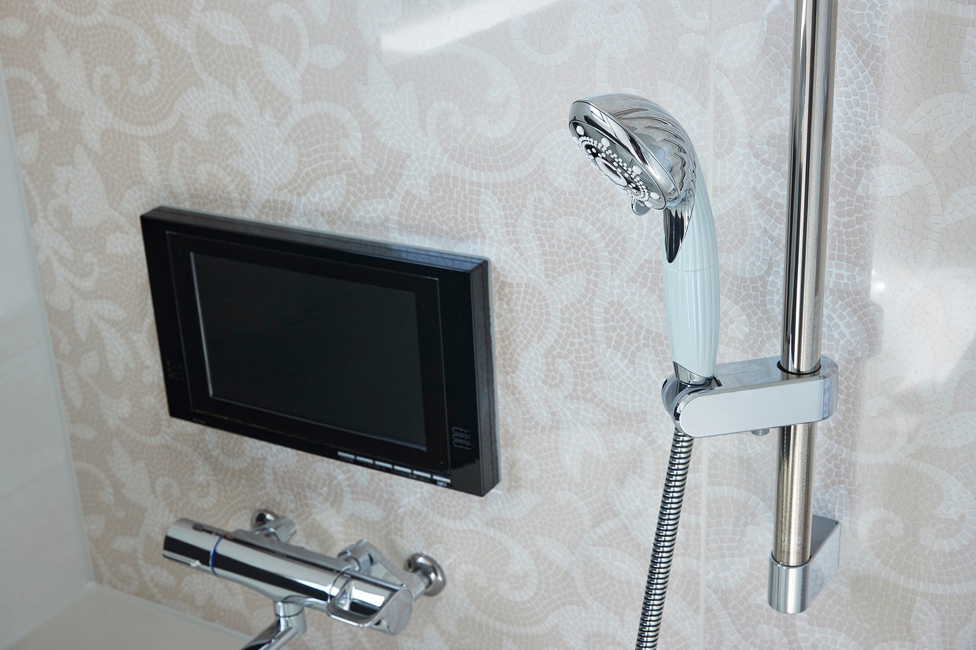 バスルームには浴室テレビを設置。2つの泡が肌本来の美しさを引き出すリファのシャワーヘッドとともに、くつろぎのバスタイムを。