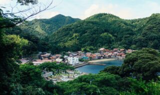 海、山、川、豊かな自然に囲まれた港「鷺浦」。北前船の歴史を色濃く残した町並みの中に「RITA 出雲鷺浦」はある。