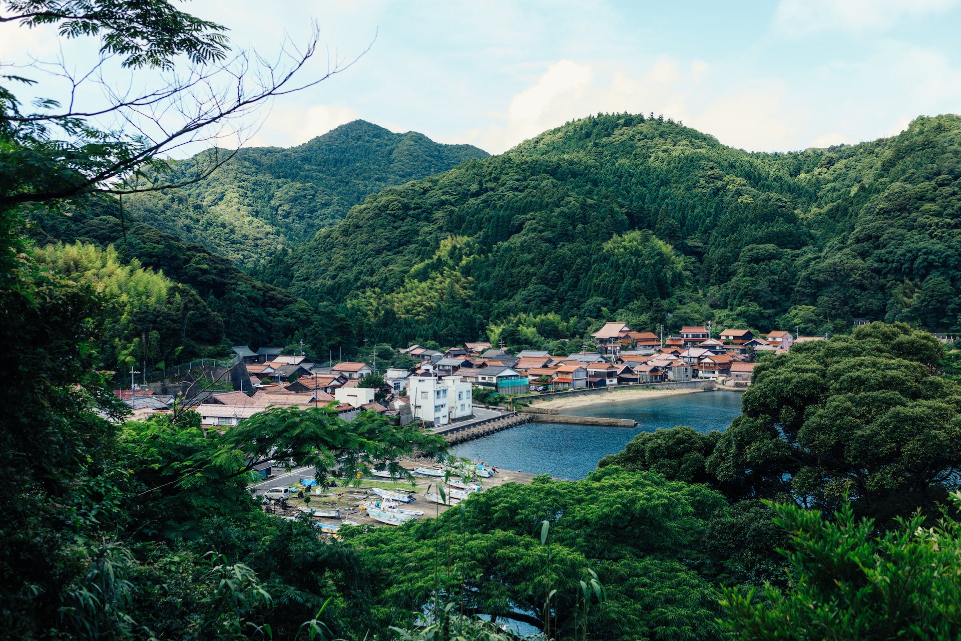 海、山、川、豊かな自然に囲まれた港「鷺浦」。北前船の歴史を色濃く残した町並みの中に「RITA 出雲鷺浦」はある。