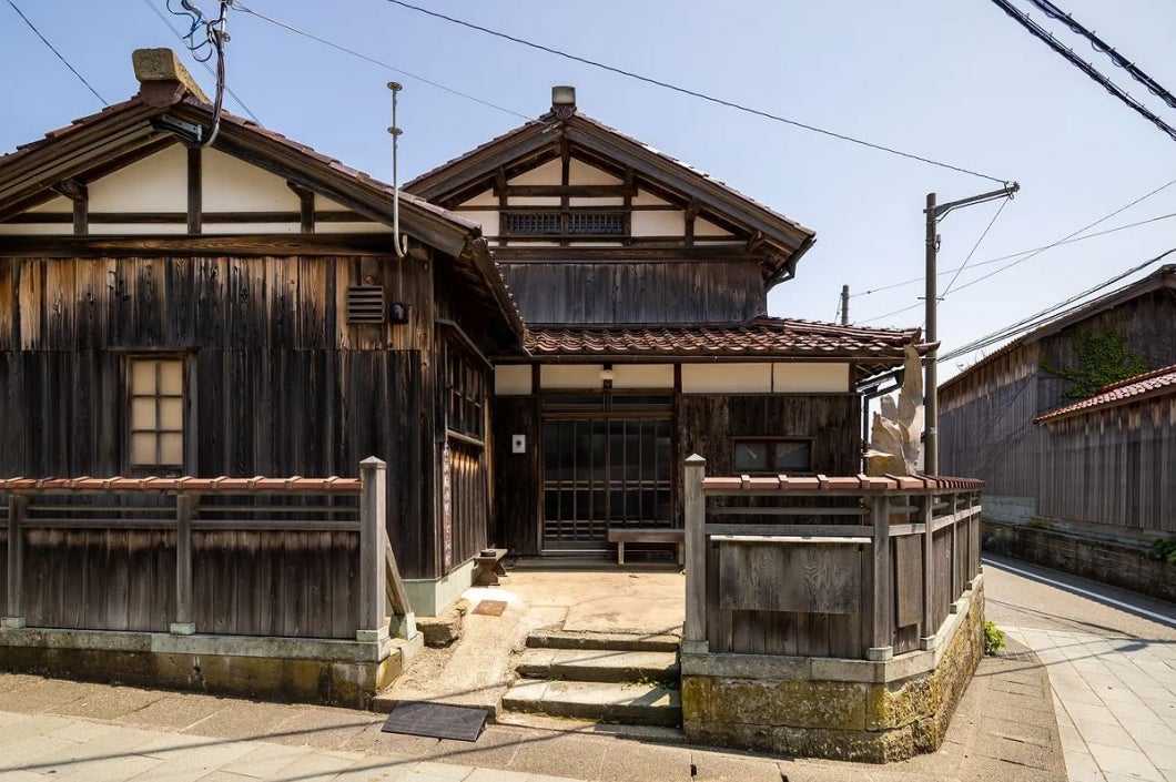 空き家を活用した宿泊施設管理棟