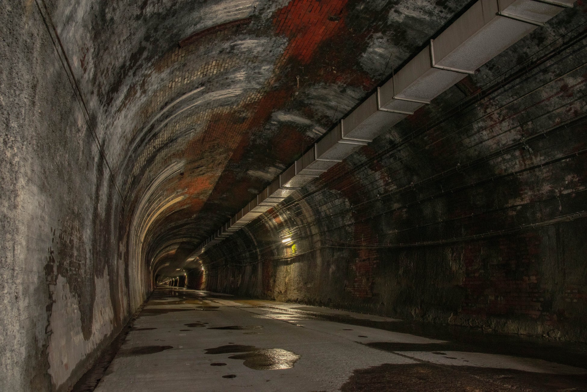 現在　旧生駒トンネル内部の様子