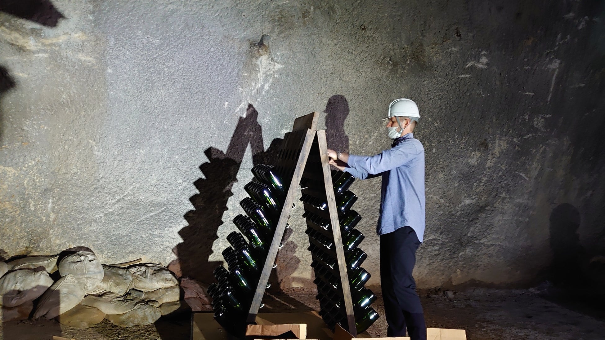 旧生駒トンネル内で「感謝をまとうスパークリングワイン」を熟成している様子