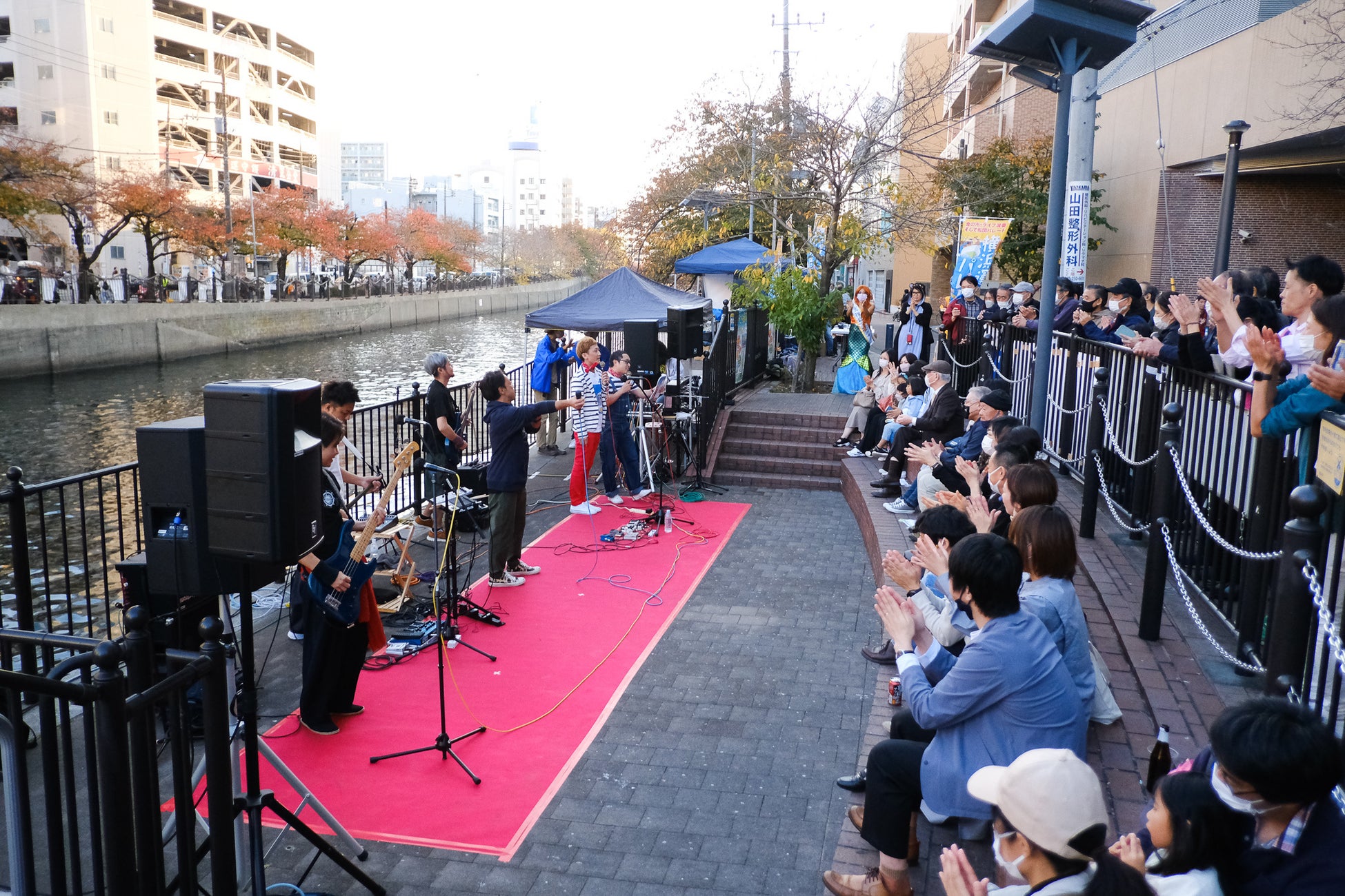 運河沿いで音楽を楽しむ