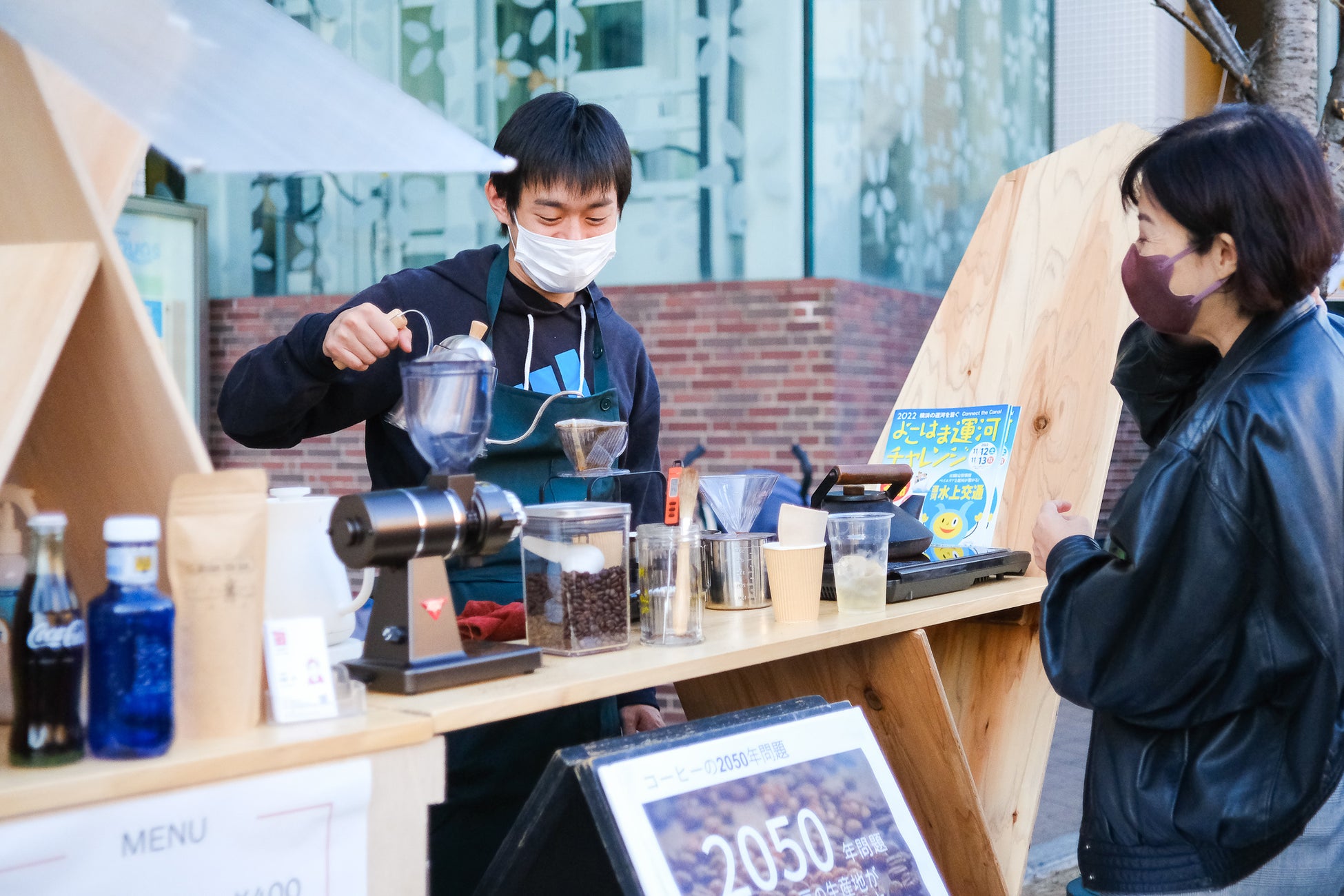 運河沿いでドリンクを楽しむ