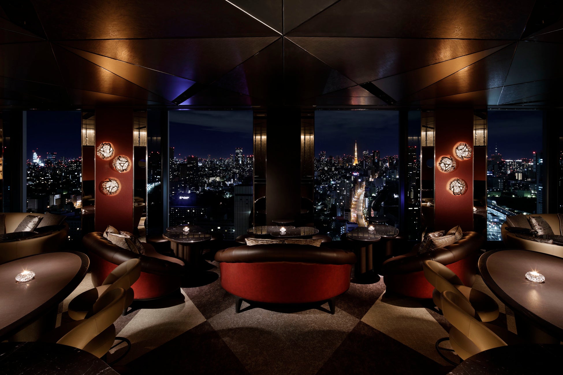 大きな窓から東京タワーをはじめ、都心の夜景を望む「NINE BAR」（品川プリンスホテル）