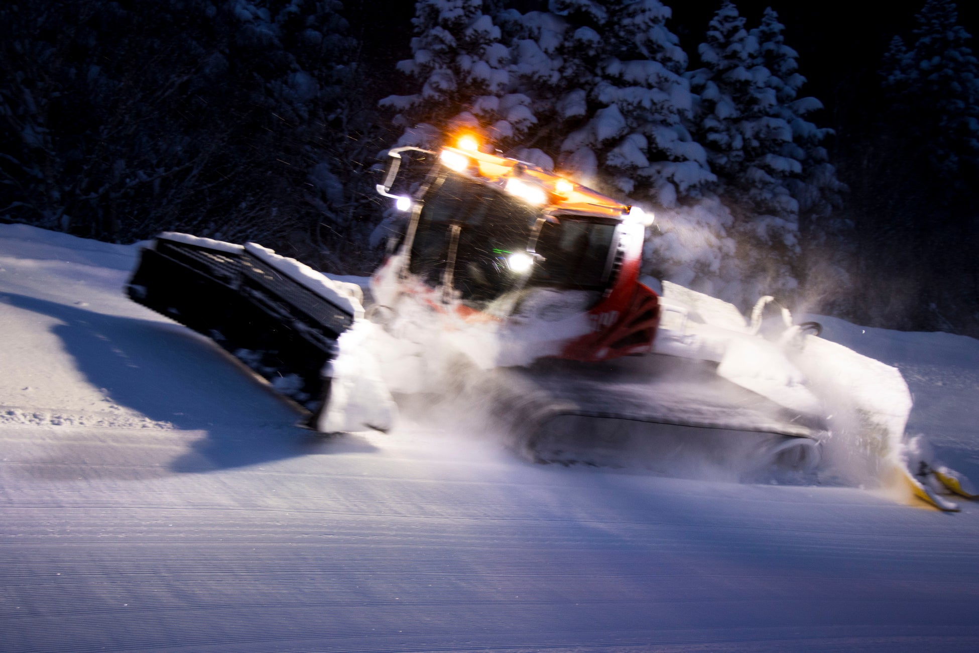 スタッフが運転する圧雪車で山頂を目指す