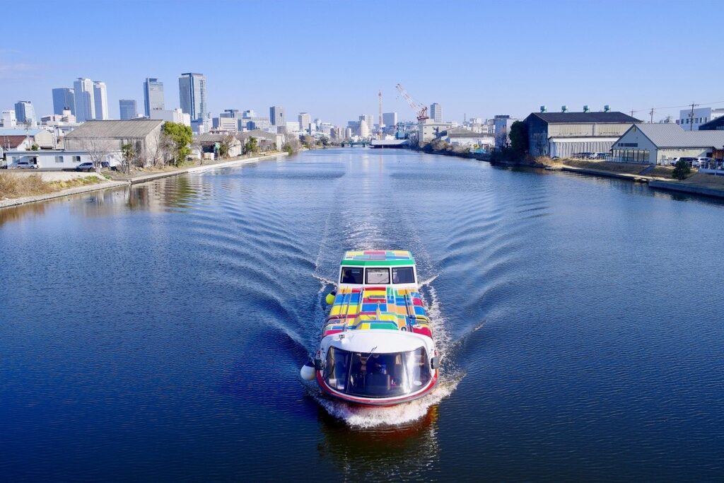 中川運河を航行する水上「クルーズ名古屋」