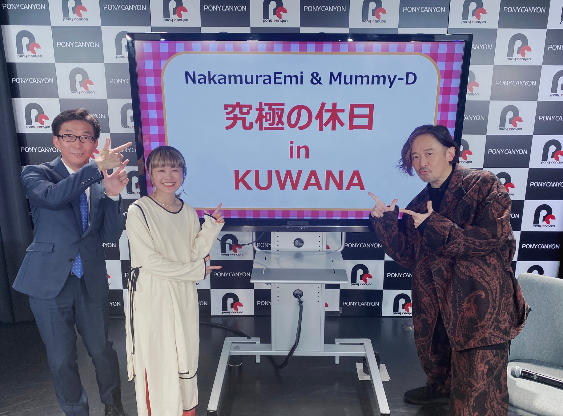 左から桑名市伊藤徳宇市長、NakamuraEmiさん、Mummy-Dさん