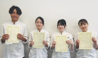 1～3位までの受賞者（左から）関井 雄大（第三位）、田邉 千愛（第一位）、大澤 詩織・星 菜々美（第二位）