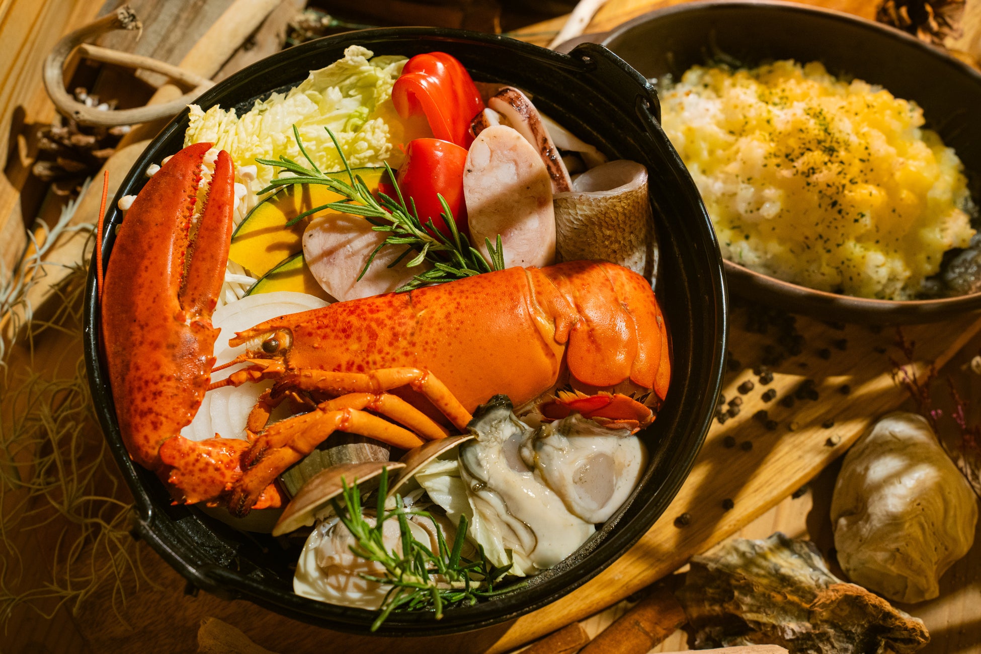 オマール海老をメインにと牡蠣、蛤、鯛などの海鮮の旨味が詰まったブイヤベース鍋のコース