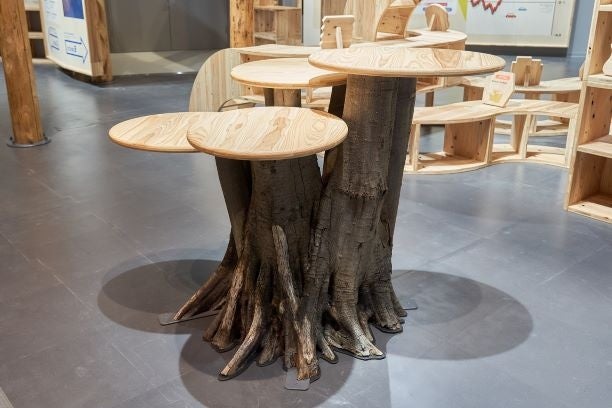 通常利用されることが少ない木材を使った机