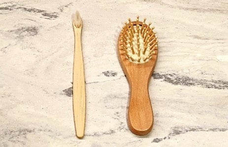竹製歯ブラシと木製ヘアブラシ