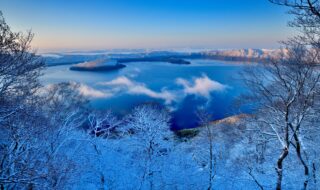 第36回十和田湖の四季写真コンテスト環境大臣賞　「御鼻部雪化粧」奈良修二