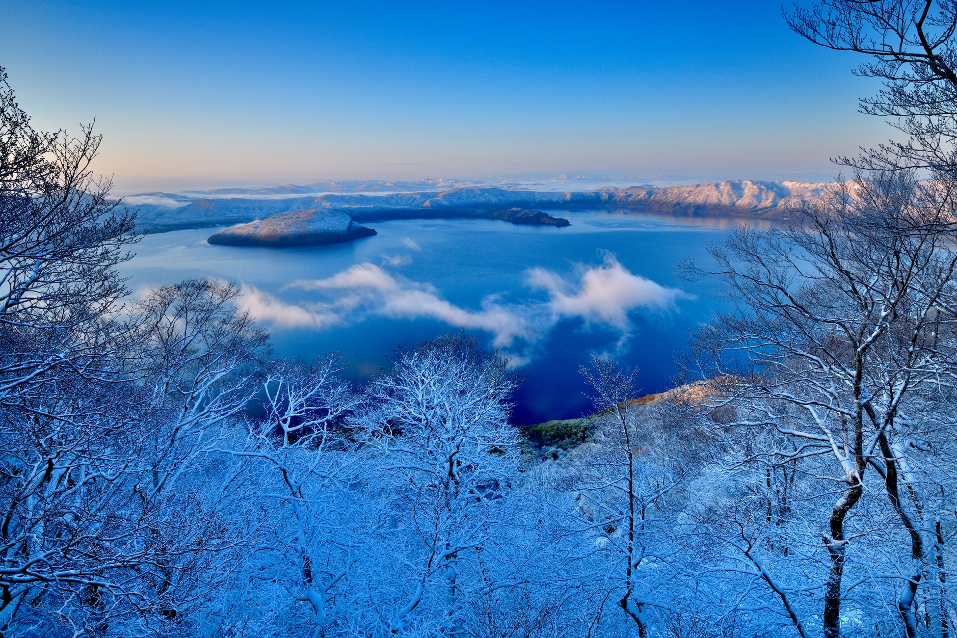 第36回十和田湖の四季写真コンテスト環境大臣賞　「御鼻部雪化粧」奈良修二