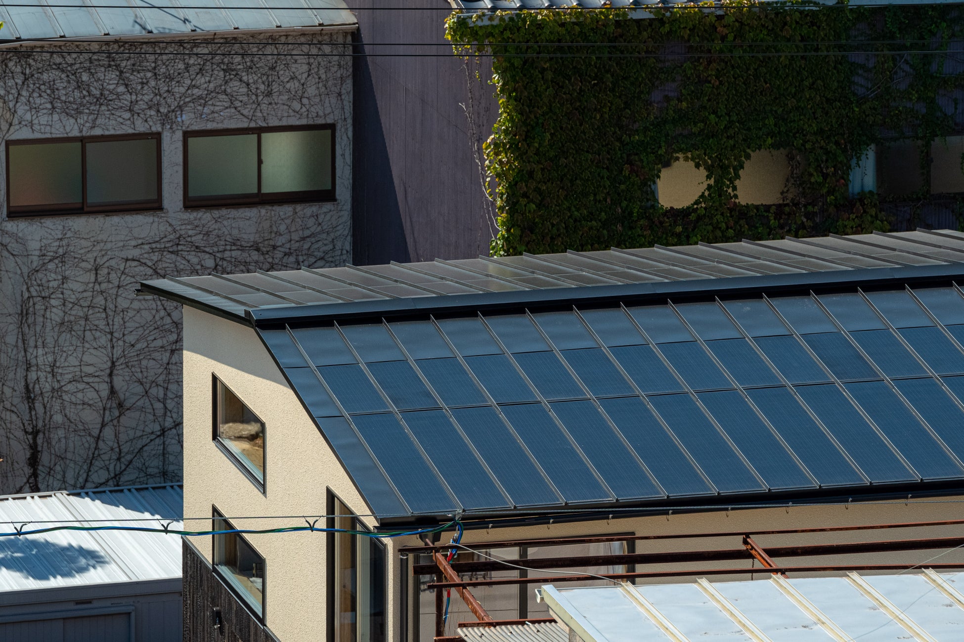 Roof-1（屋根一体型太陽光パネル）。蓄電池（TESLA社）も導入することで、日中に発電したエネルギーを夜間帯も客室の電力として使用することが可能に。