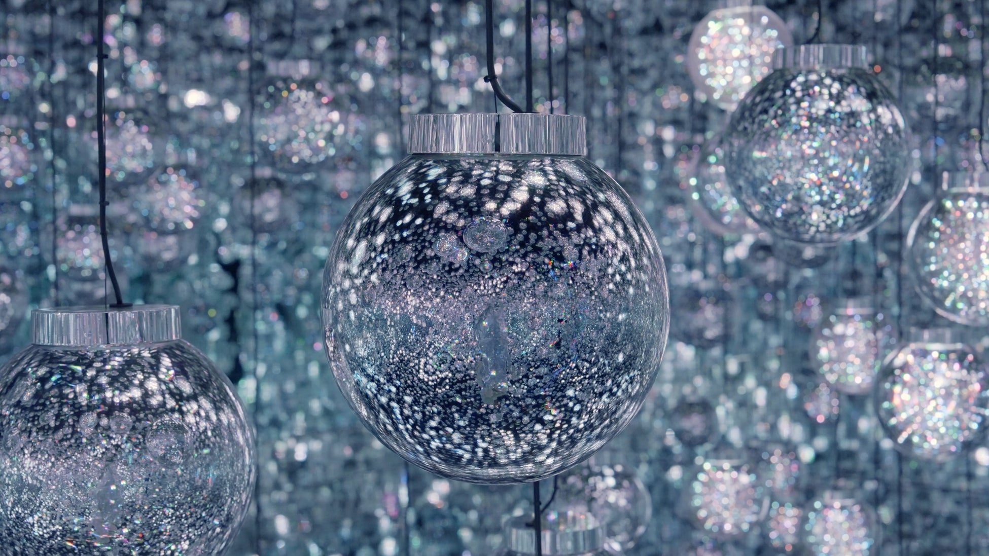 環境によって生み出される光／チームラボ《Bubble Universe：実体光、光のシャボン玉、ぷるんぷるんの光、環境によって生み出される光 》© チームラボ