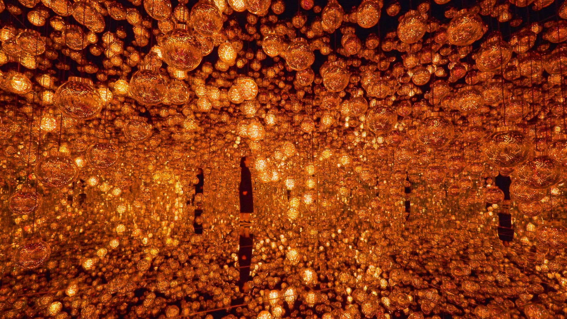 Fire／チームラボ《Bubble Universe：実体光、光のシャボン玉、ぷるんぷるんの光、環境によって生み出される光 》© チームラボ