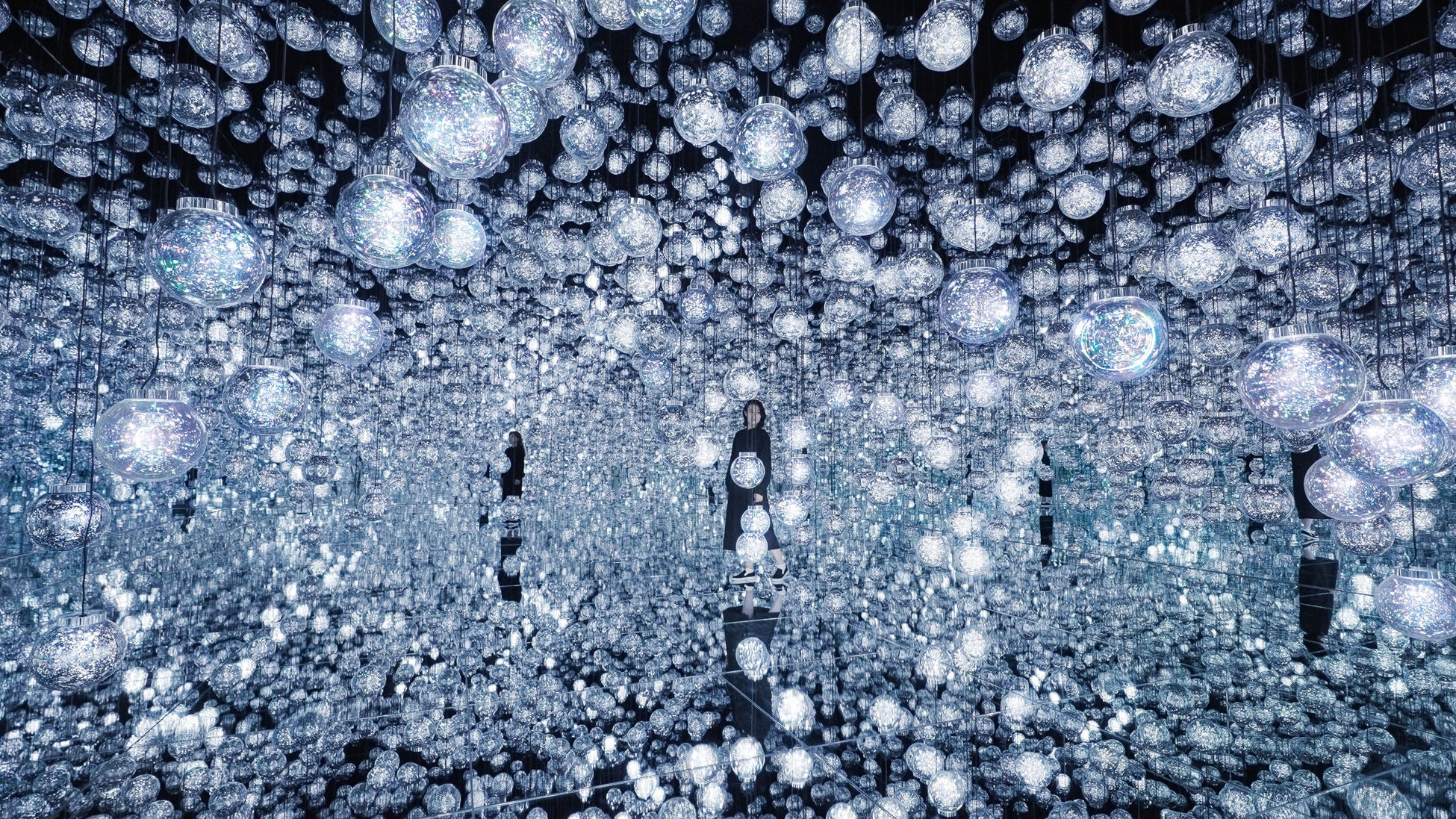 White／チームラボ《Bubble Universe：実体光、光のシャボン玉、ぷるんぷるんの光、環境によって生み出される光 》© チームラボ