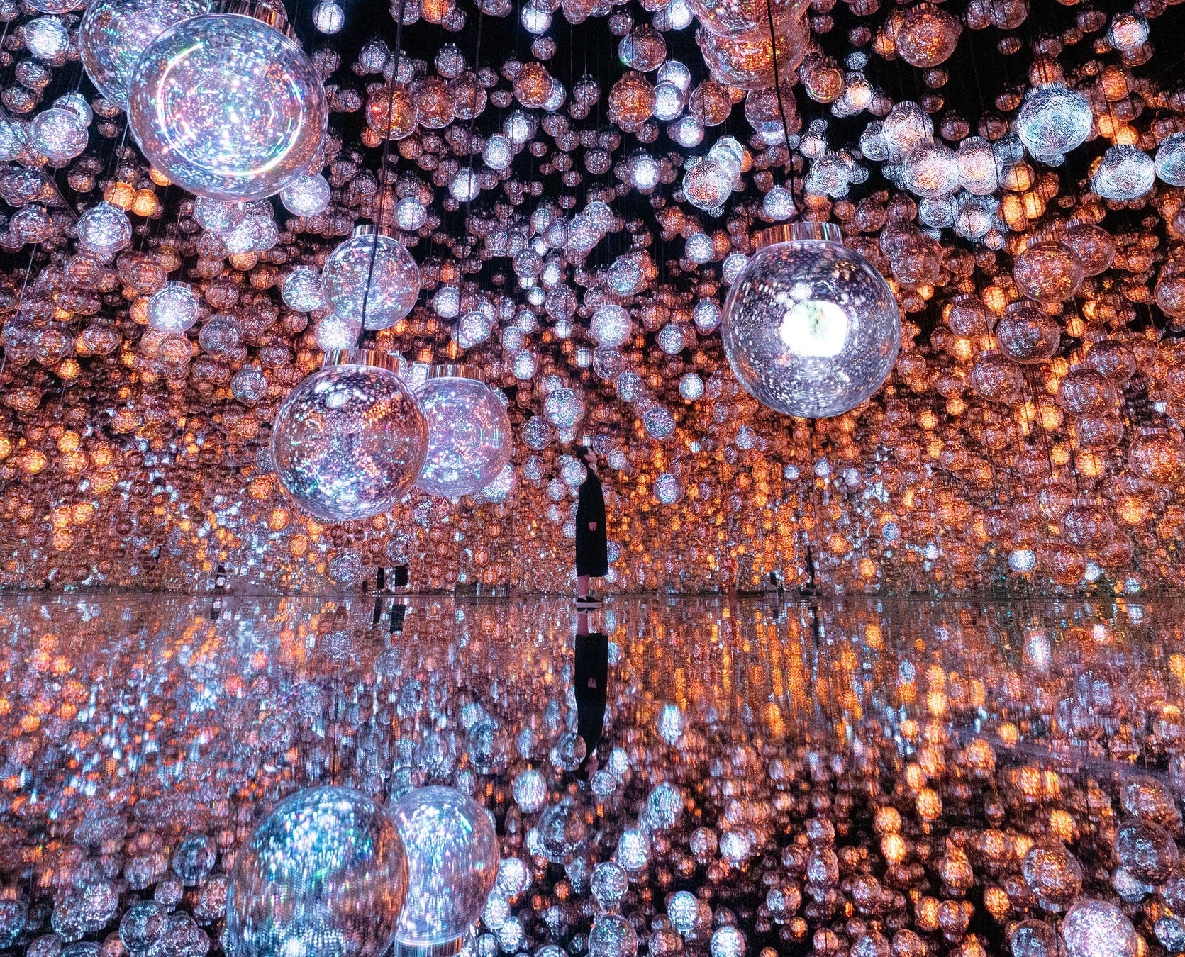 チームラボ《Bubble Universe：実体光、光のシャボン玉、ぷるんぷるんの光、環境によって生み出される光 》© チームラボ