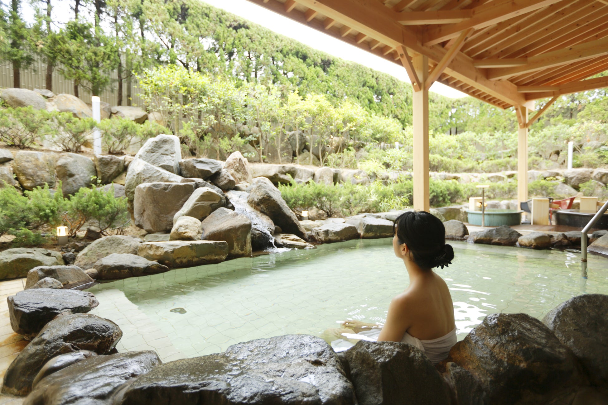 しっとりやわらかで「絹の肌ざわり」と評判の「なみなみの湯」