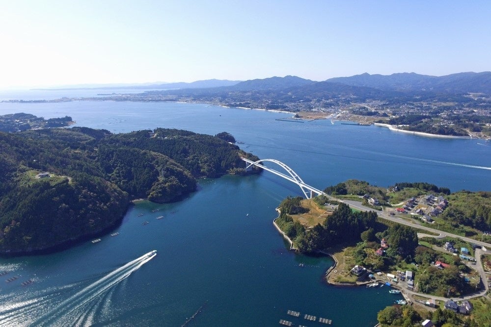 2019年に開通した「気仙沼大島大橋」　白色のアーチ状で、海や空の青色・大島の緑色など自然景観とのコントラストも美しい橋です