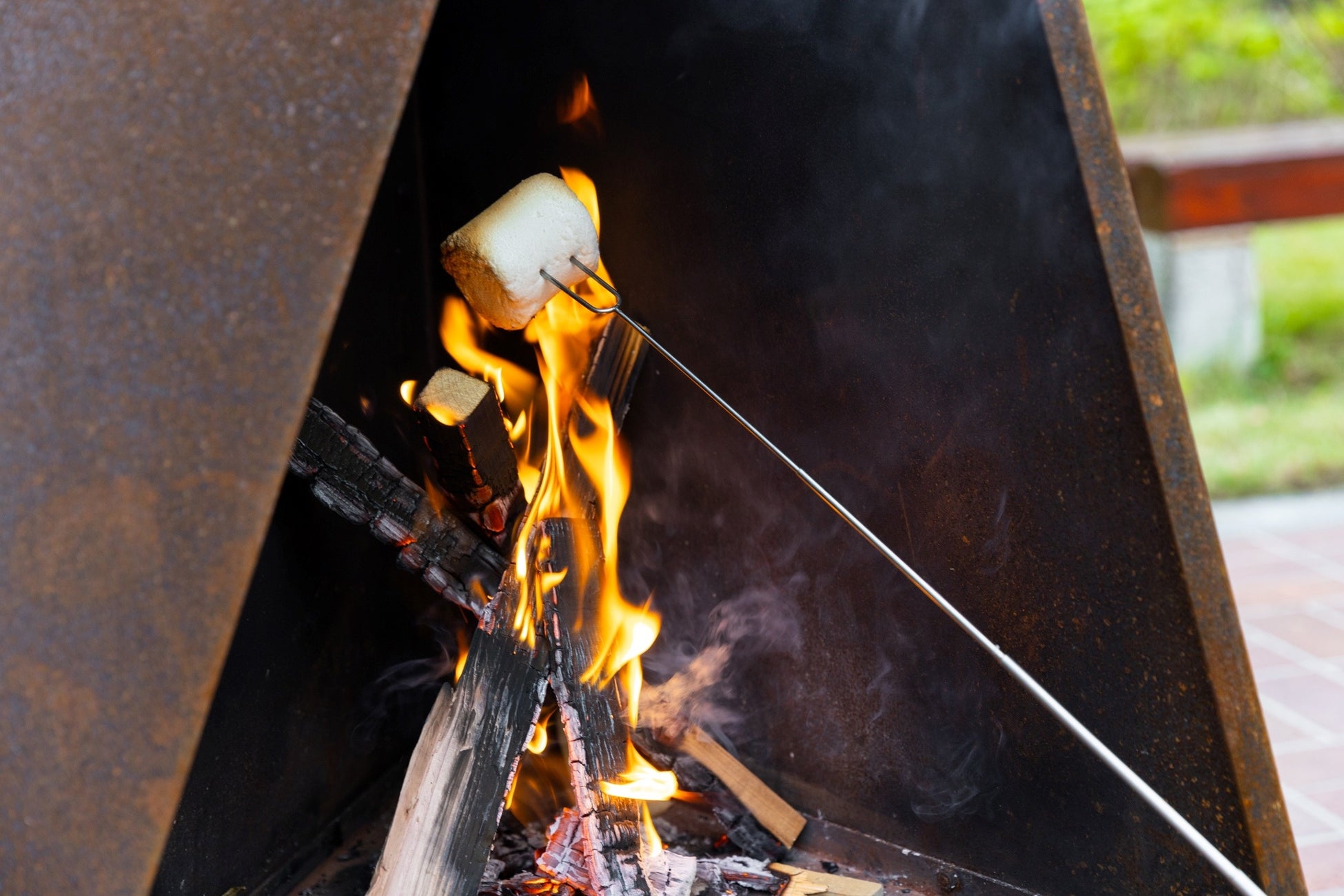 ガーデンストーブを囲んで、焼きマシュマロなどが楽しめる「週末焚火倶楽部」を開催