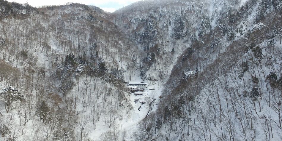 西吾妻山中腹　標高1,126ｍに位置する秘湯の一軒宿