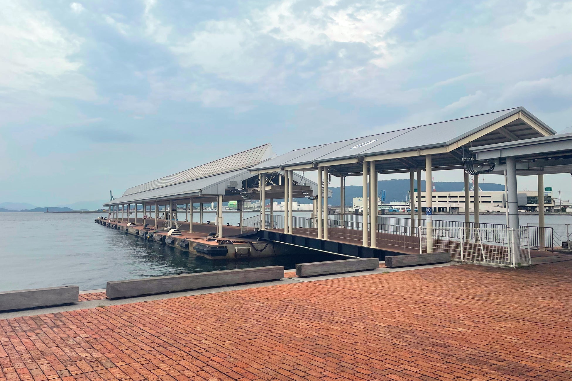 発着場所の高松港旅客船ターミナル第二浮桟橋